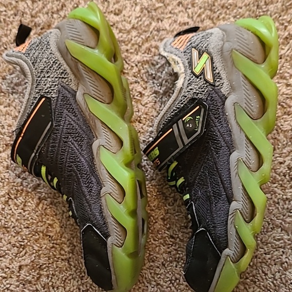 💥3for$12💥 Skechers S-Lights shoes, size 4 - Picture 2 of 7